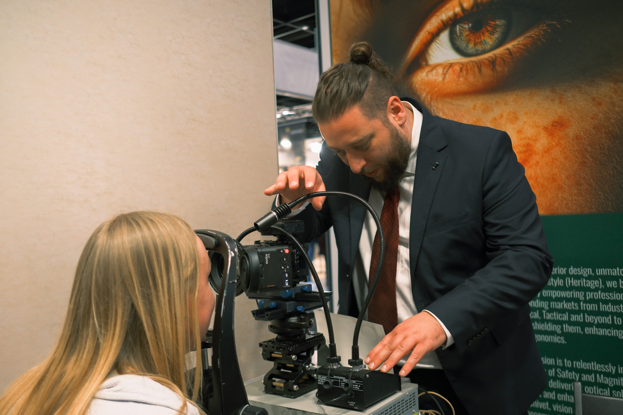 Photographe qui prend en photo l'iris d'une cliente